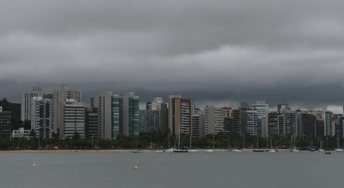 Nesta sexta-feira (15), a tendência, de acordo com o Incaper, é de sol entre nuvens e chuva rápida pela manhã e no final da noite. O fim de semana segue com previsão de muitas nuvens