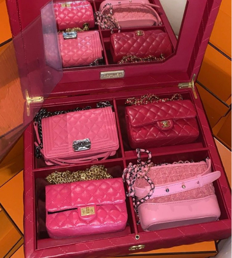 A influenciadora Flavia Pavanelli exibe compra de lote de bolsas de edição limitada da Chanel