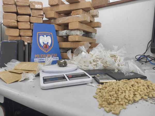 A polícia apreendeu 52 buchas de maconha e mais de 2 mil pedras de crack na Serra