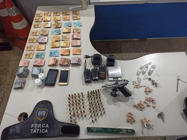Drogas, munições, celulares e materiais relacionados ao tráfico de drogas foram apreendidos pela polícia