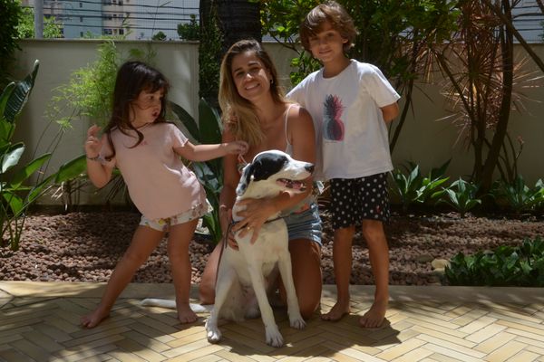 Janaína Simmer,  Gael simmer e  Helena Simmer. A família adotou o cão Mochila durante a pandemia