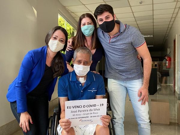 José Pereira da Silva, 60 anos, com a família ao sair do hospital