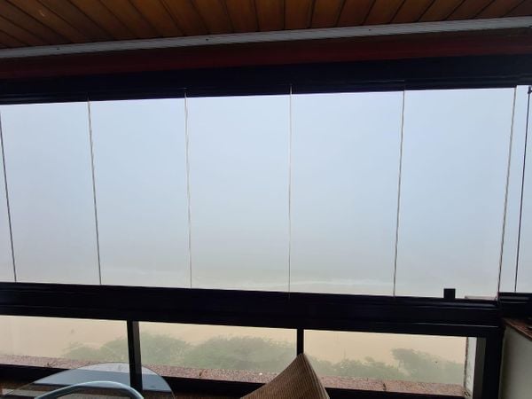 Praia de Itaparica tomada pela neblina