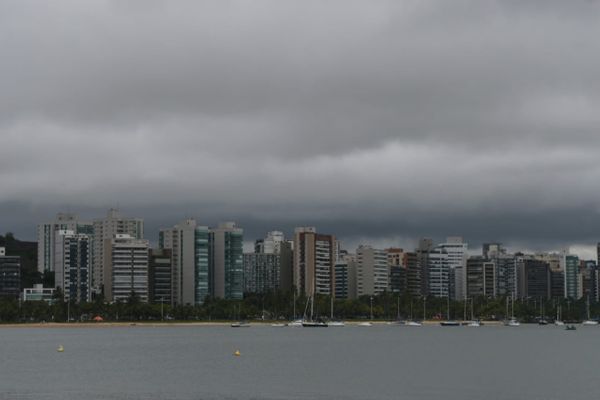 Tempo nublado em Vitória nesta quarta-feira (23)