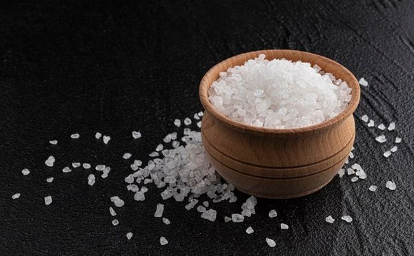 Vasilha com sal grosso