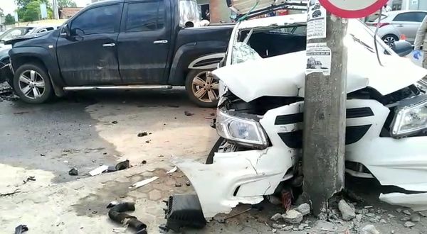 Veículo colidiu com o poste 