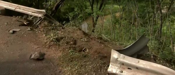 Carro destruiu barreira de proteção da Rodovia do Contorno e caiu dentro de córrego, em Cariacicaa