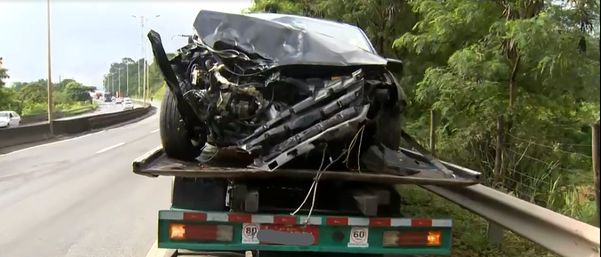 Carro destruiu barreira de proteção da Rodovia do Contorno e caiu dentro de córrego, em Cariacicaa