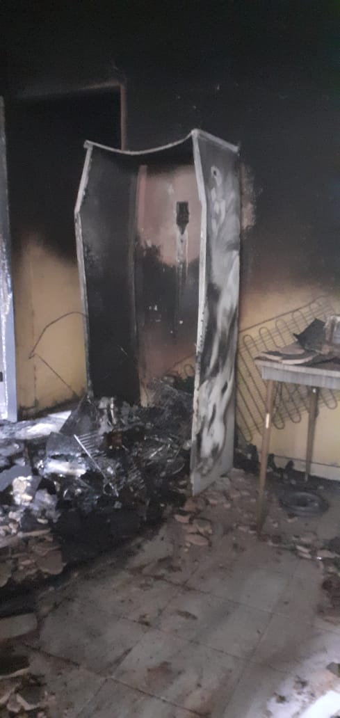 Homem é encontrado morto dentro de casa após incêndio por Internauta