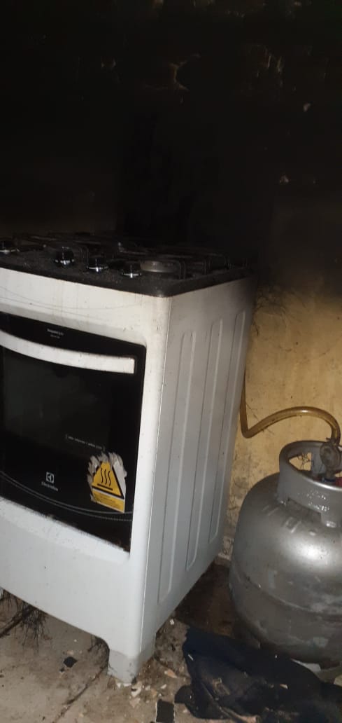 Homem é encontrado morto dentro de casa após incêndio por Internauta