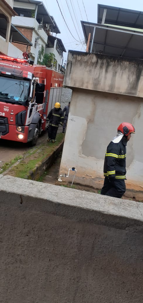 Homem é encontrado morto dentro de casa após incêndio por Internauta