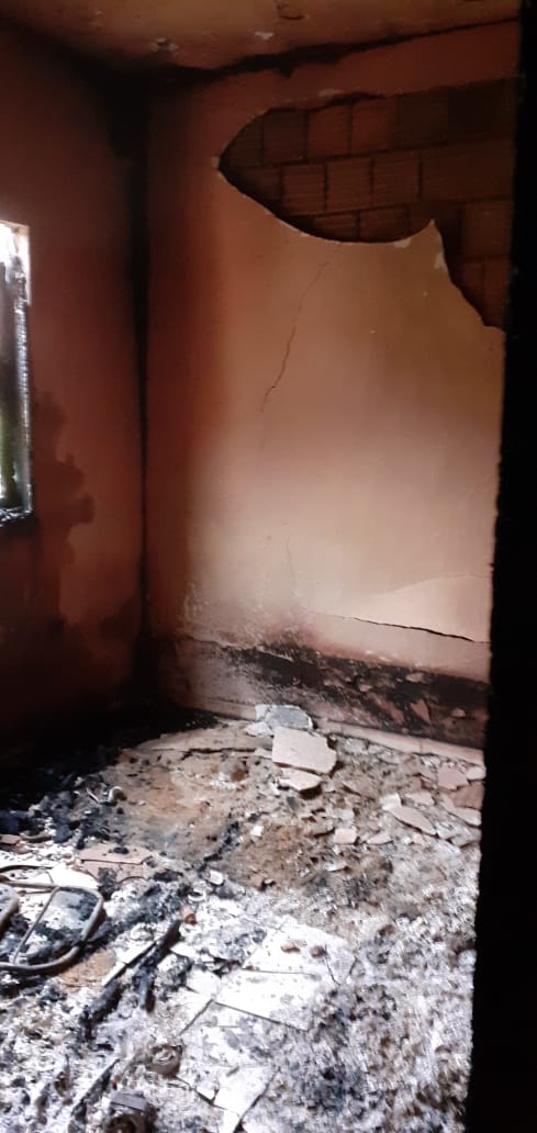 Homem é encontrado morto dentro de casa após incêndio por Internauta