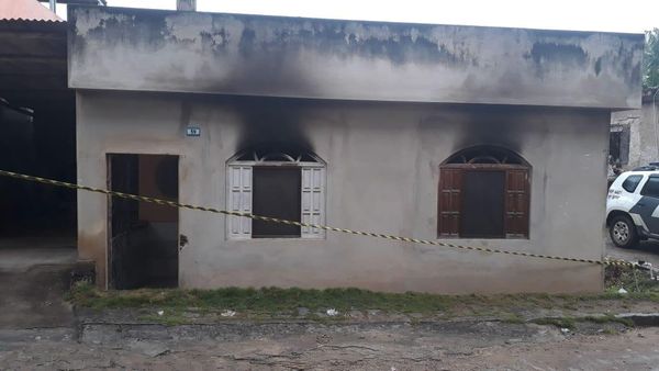 Uma vizinha viu a fumaça na madrugada desta quinta-feira (24) e chamou os Bombeiros