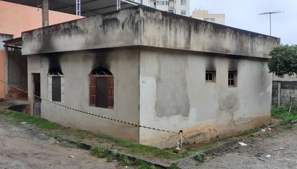 Homem é encontrado morto dentro de casa após incêndio por Internauta