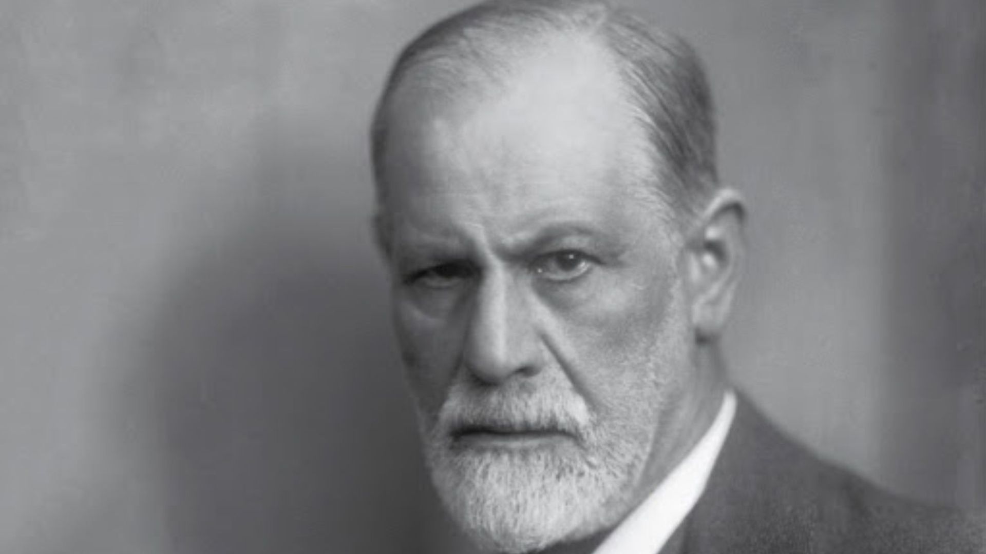 Sigmund Freud ainda tem muito a nos dizer sobre um fenômeno que se mantém vivo, numa contingência social e tecnológica algo diversa daquela que o consagrou como uma das principais marcas do século XX