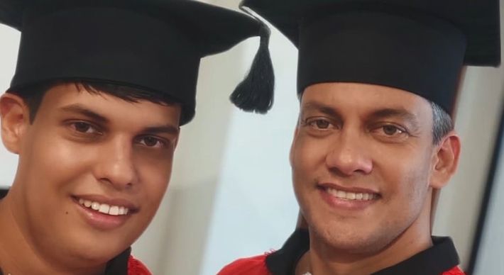 O técnico industrial Luís Felipe decidiu fazer o curso com o filho para apoiá-lo em 2016. Após cinco anos, eles terminaram a graduação neste mês