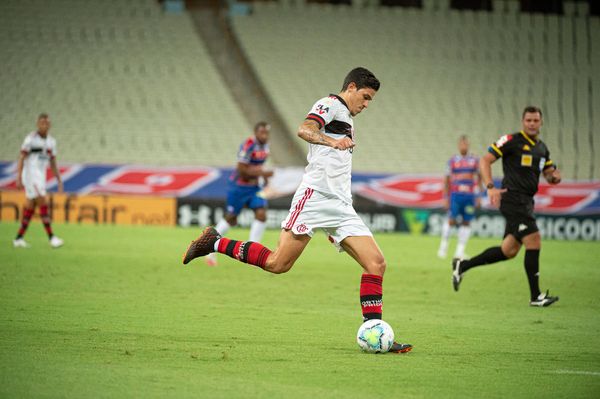 Pedro perdeu pênalti após escorregar, no jogo entre Flamengo e Fortaleza