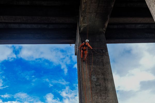 Rapel para manutenção da Terceira Ponte em Vitória por Vitor Jubini