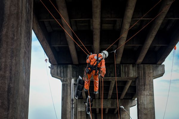 Rapel para manutenção da Terceira Ponte em Vitória por Vitor Jubini