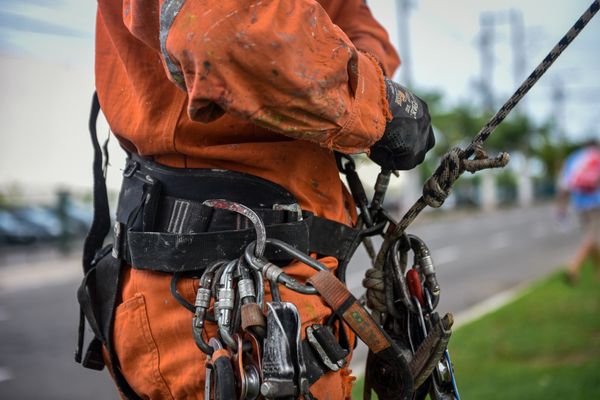 Rapel para manutenção da Terceira Ponte em Vitória por Vitor Jubini