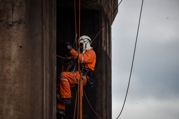 Rapel para manutenção da Terceira Ponte em Vitória por Vitor Jubini
