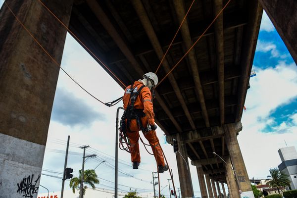Rapel para manutenção da Terceira Ponte em Vitória por Vitor Jubini