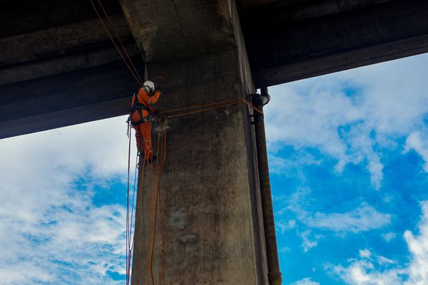 Rapel para manutenção da Terceira Ponte em Vitória por Vitor Jubini