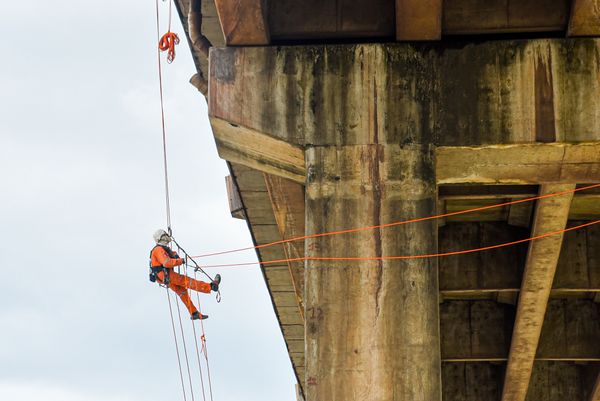 Rapel para manutenção da Terceira Ponte em Vitória por Vitor Jubini