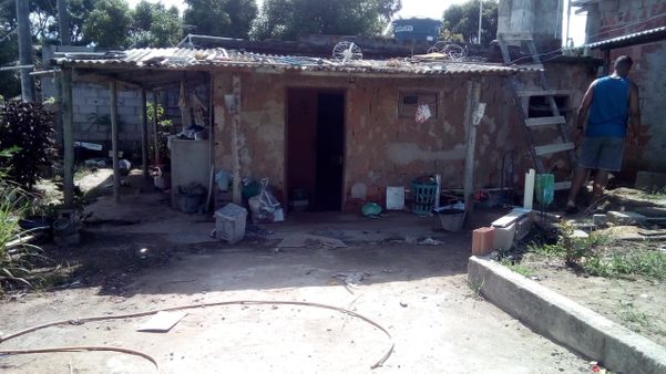 Família tem casa invadida pelas chuvas e perde tudo em Marataízes