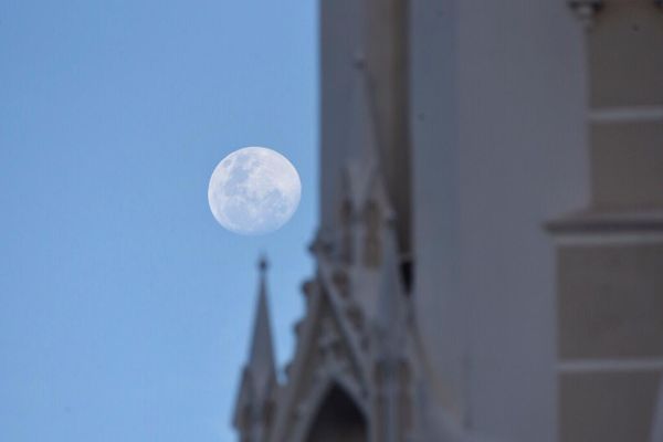 Lua crescente e a Catedral de Vitória por Vitor Jubini 