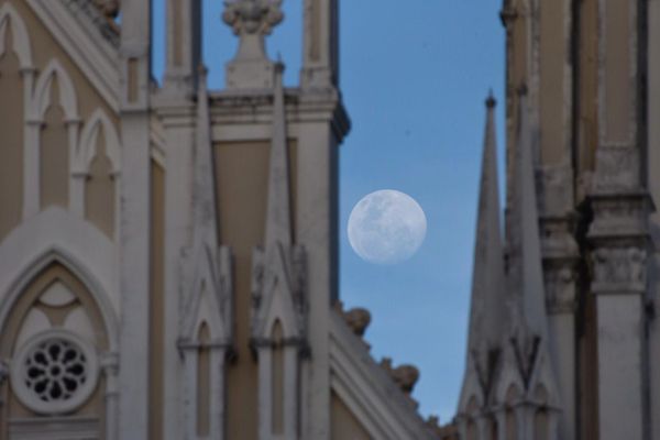 Lua crescente e a Catedral de Vitória por Vitor Jubini 