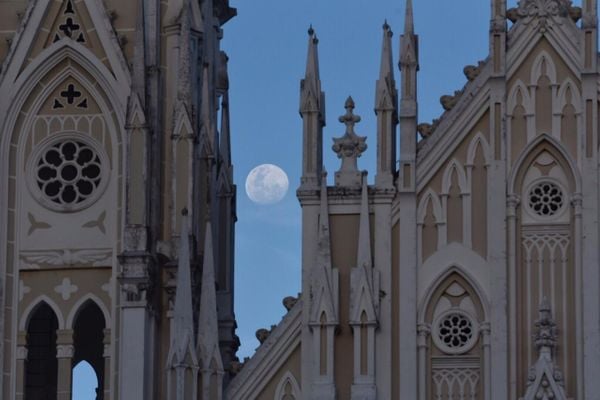 Lua crescente e a Catedral de Vitória por Vitor Jubini 
