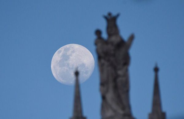 Lua crescente e a Catedral de Vitória por Vitor Jubini 