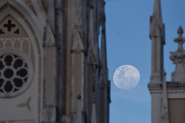 Lua crescente e a Catedral de Vitória por Vitor Jubini 