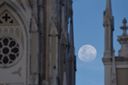 Lua crescente e a Catedral de Vitória: cenário encanta neste domingo (27)(Vitor Jubini )