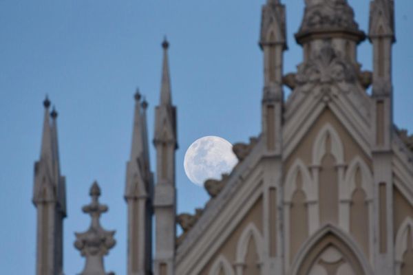 Lua crescente e a Catedral de Vitória: cenário encanta neste domingo (27)