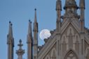 Lua crescente e a Catedral de Vitória: cenário encanta neste domingo (27)(Vitor Jubini )