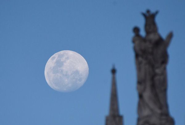 Lua crescente e a Catedral de Vitória por Vitor Jubini 