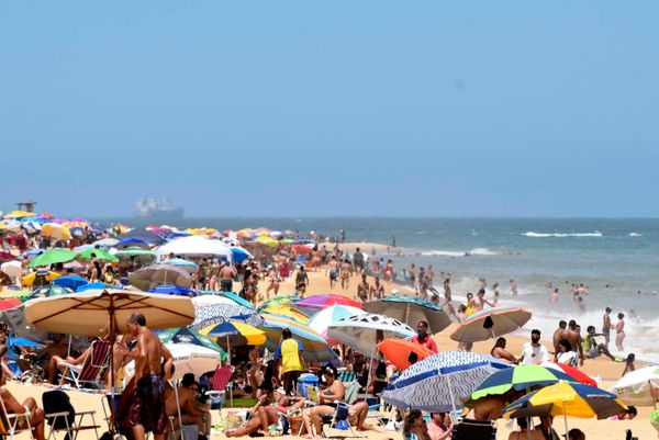Vila Velha, ES - Movimentação em Itapuã no último domingo do ano por Vitor Jubini