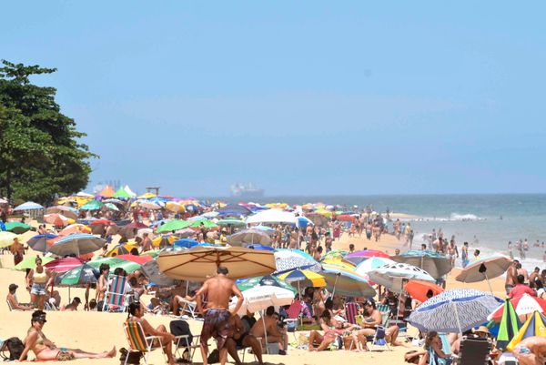 Vila Velha, ES - Movimentação em Itapuã no último domingo do ano por Vitor Jubini