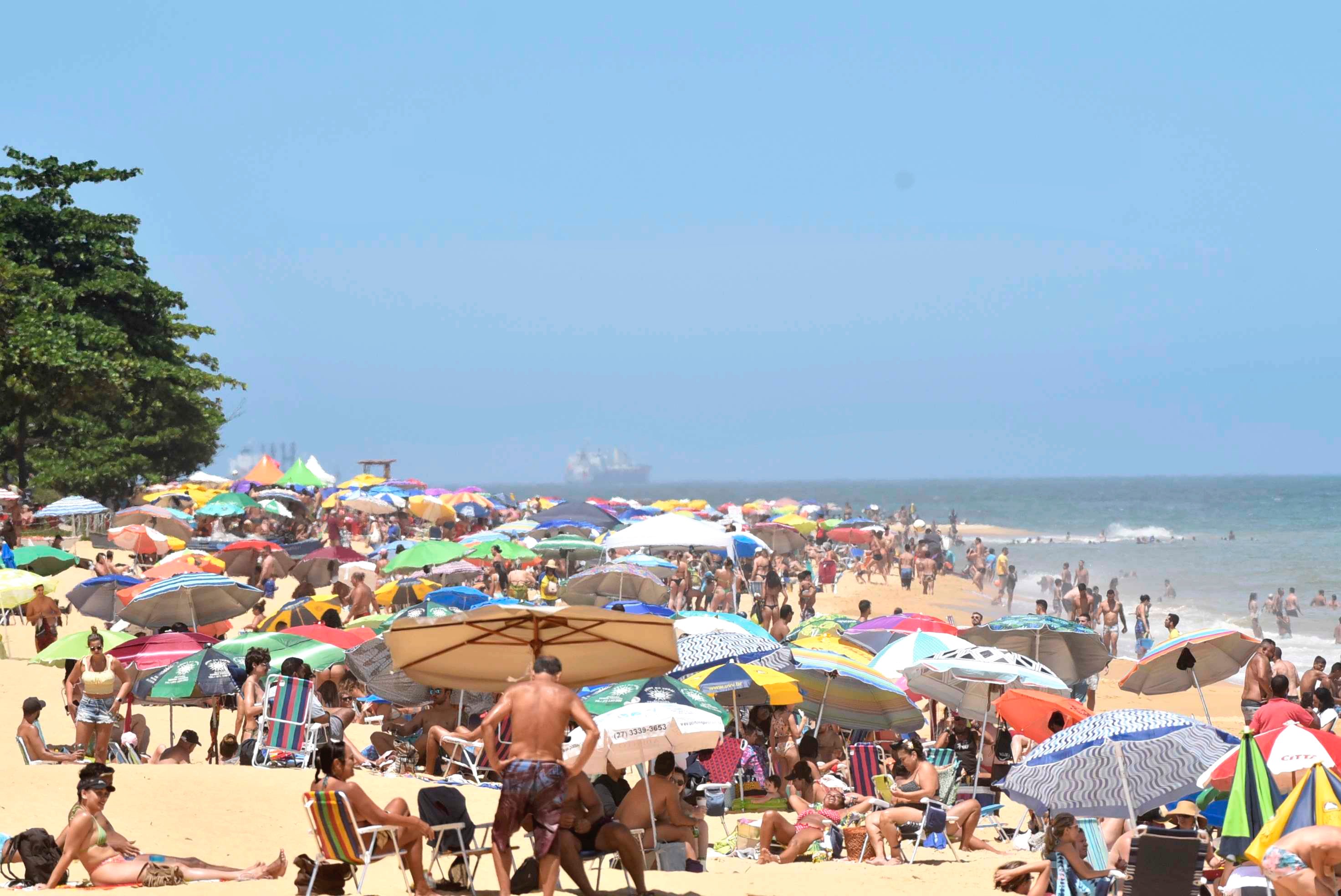 Vila Velha, ES - Movimiento en Itapuã el último domingo del año