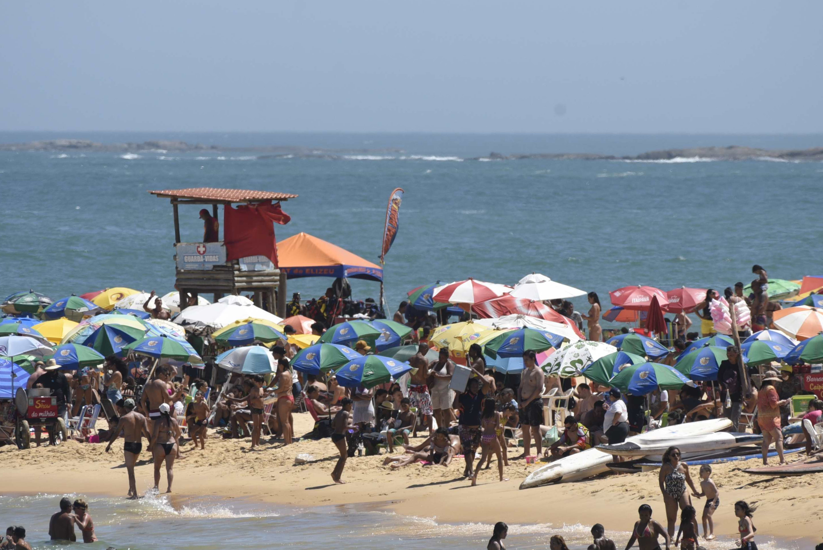 Vila Velha, ES - Movimiento en Praia da Costa el último domingo del año