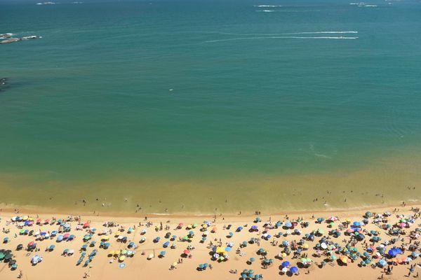 Vila Velha, ES - Movimentação na Praia da Costa no último domingo do ano por Vitor Jubini