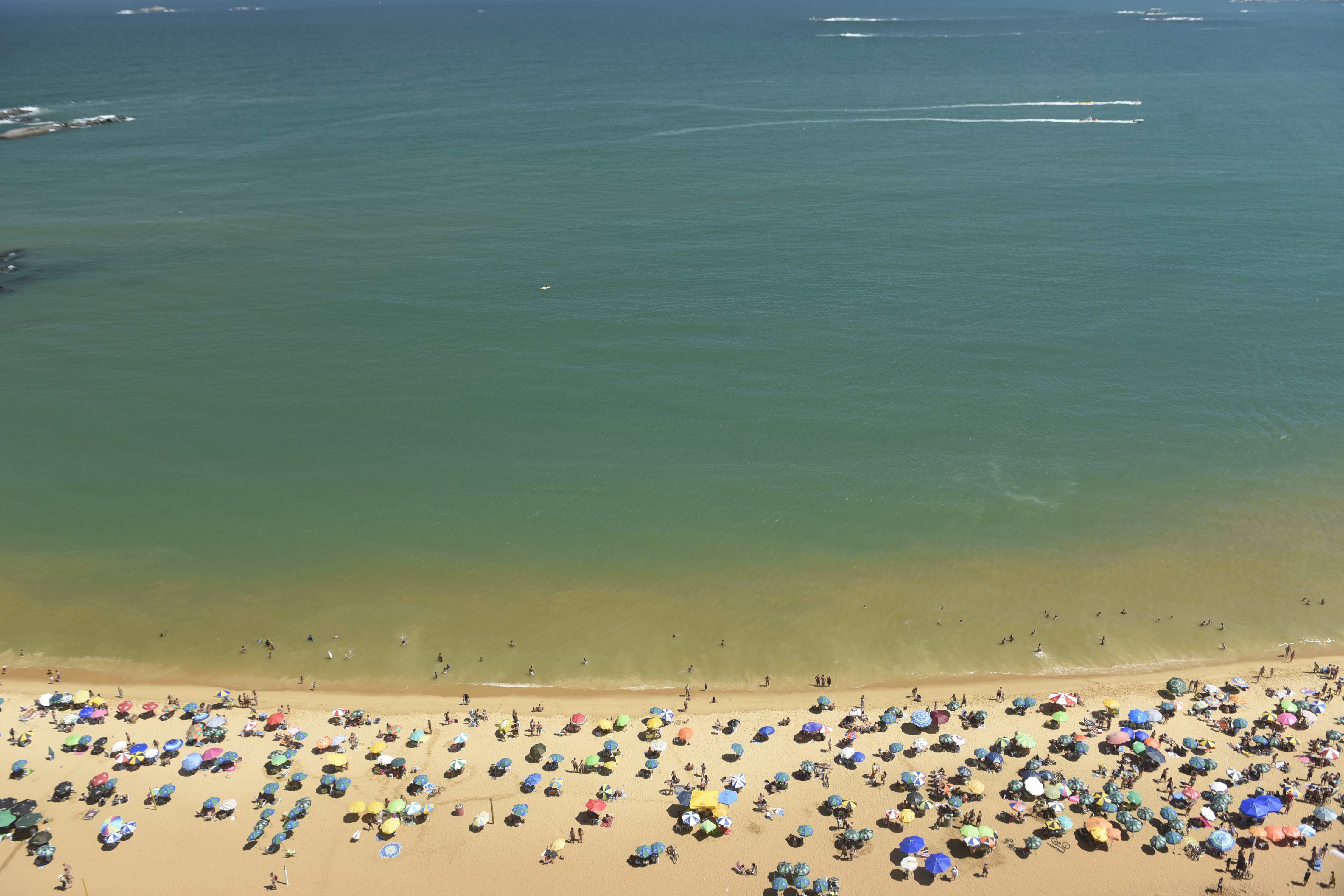 Vila Velha, ES - Movimiento en Praia da Costa el último domingo del año