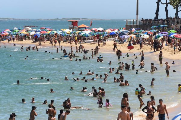 Vila Velha, ES - Movimentação na Praia da Costa no último domingo do ano por Vitor Jubini