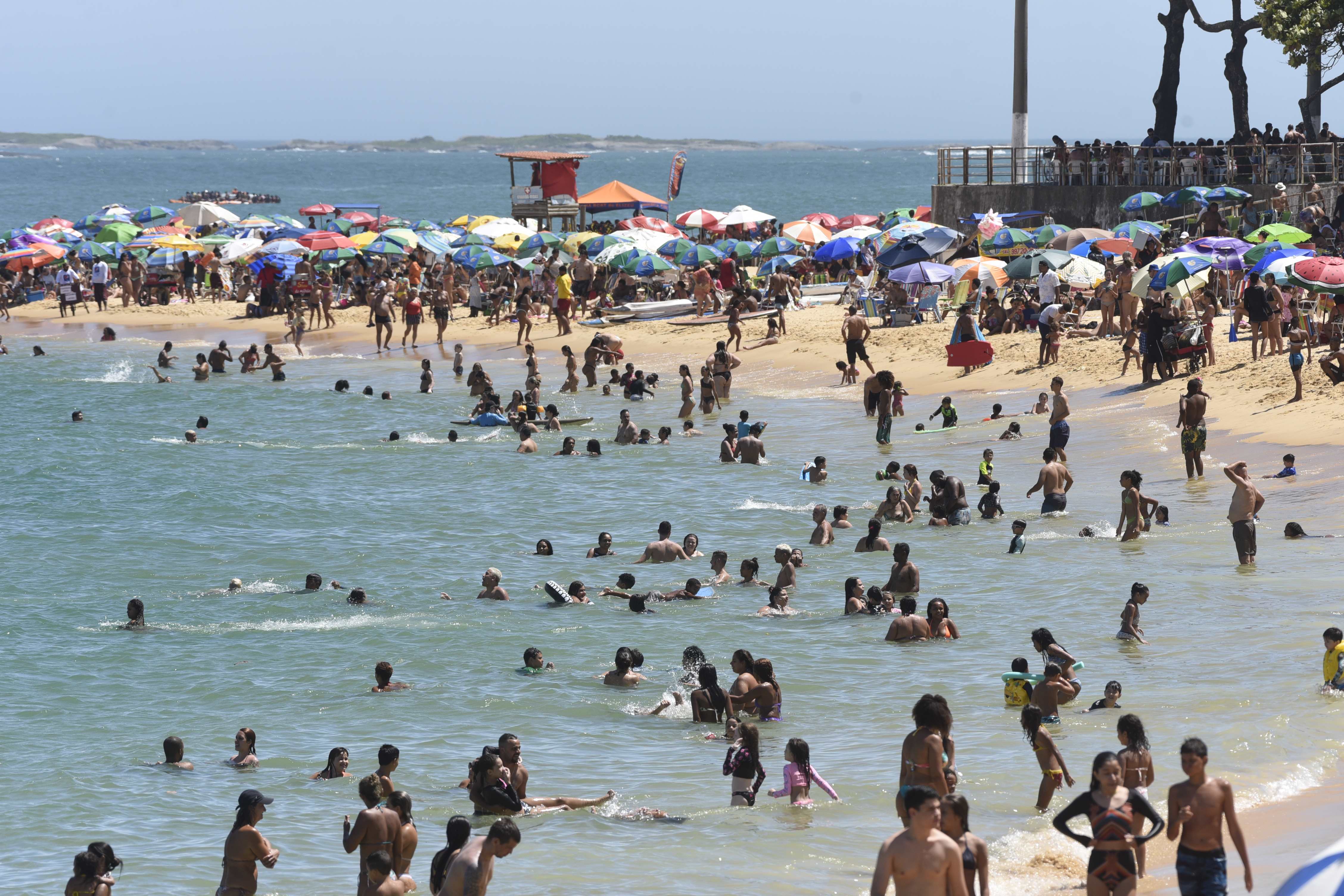 Vila Velha, ES - Movimiento en Praia da Costa el último domingo del año