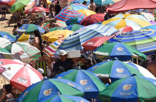 Vila Velha, ES - Movimentação na Praia da Costa no último domingo do ano por Vitor Jubini