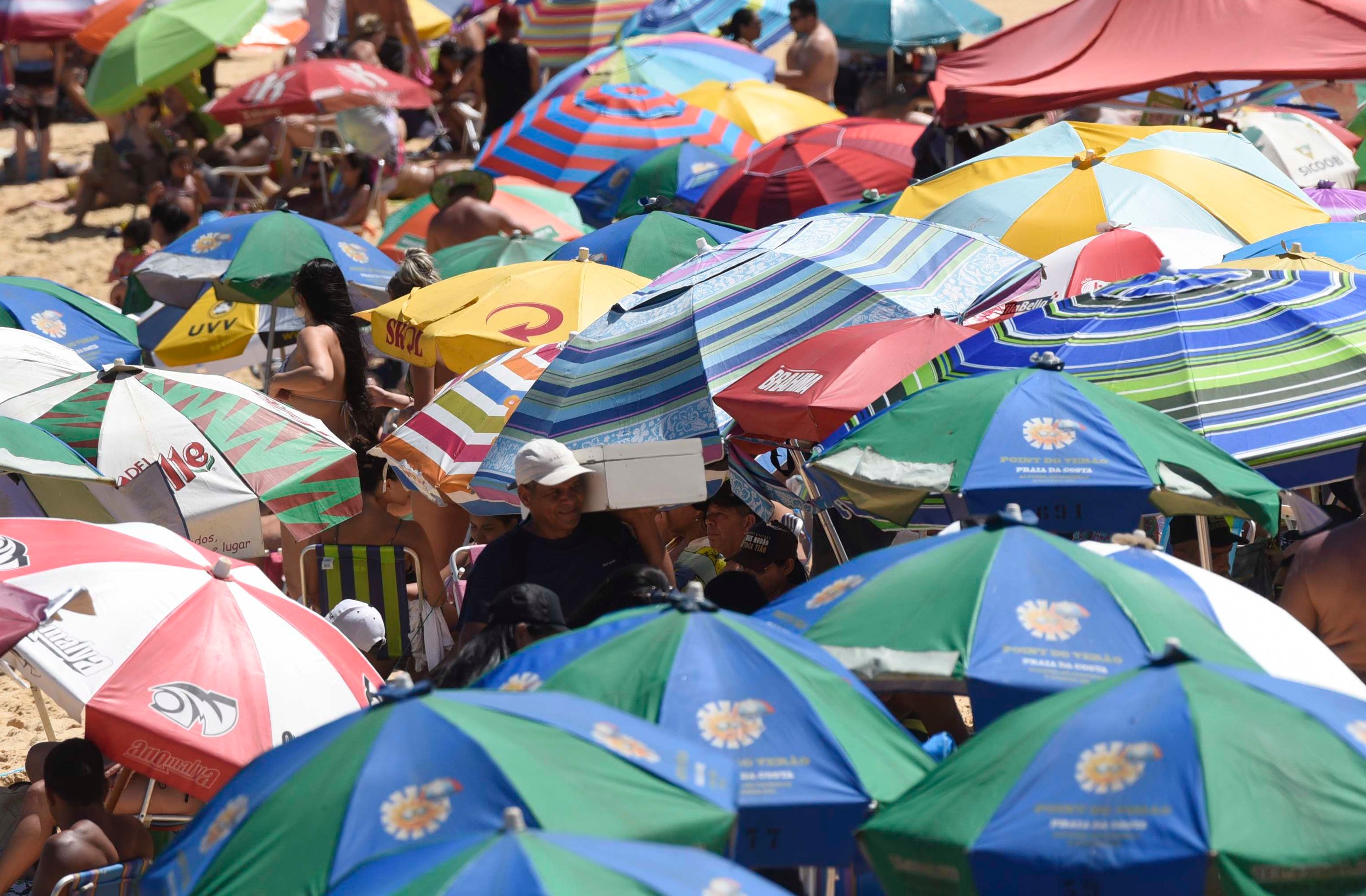 Vila Velha, ES - Movimiento en Praia da Costa el último domingo del año