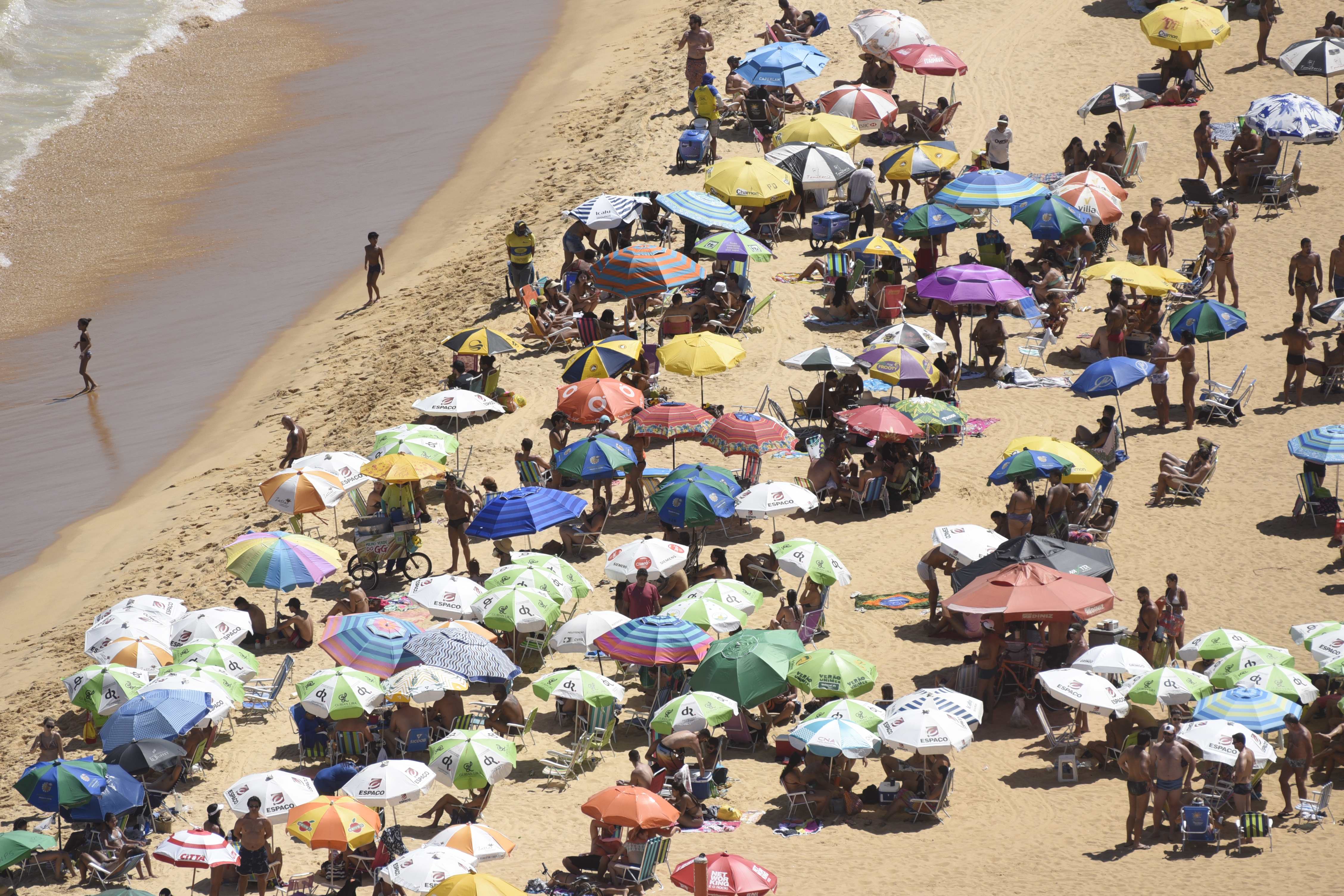 Vila Velha, ES - Movimiento en Praia da Costa el último domingo del año