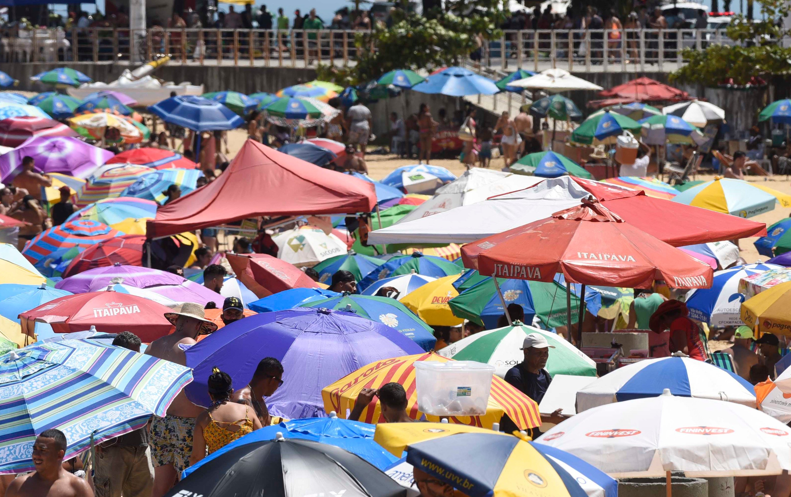 Vila Velha, ES - Movimiento en Praia da Costa el último domingo del año